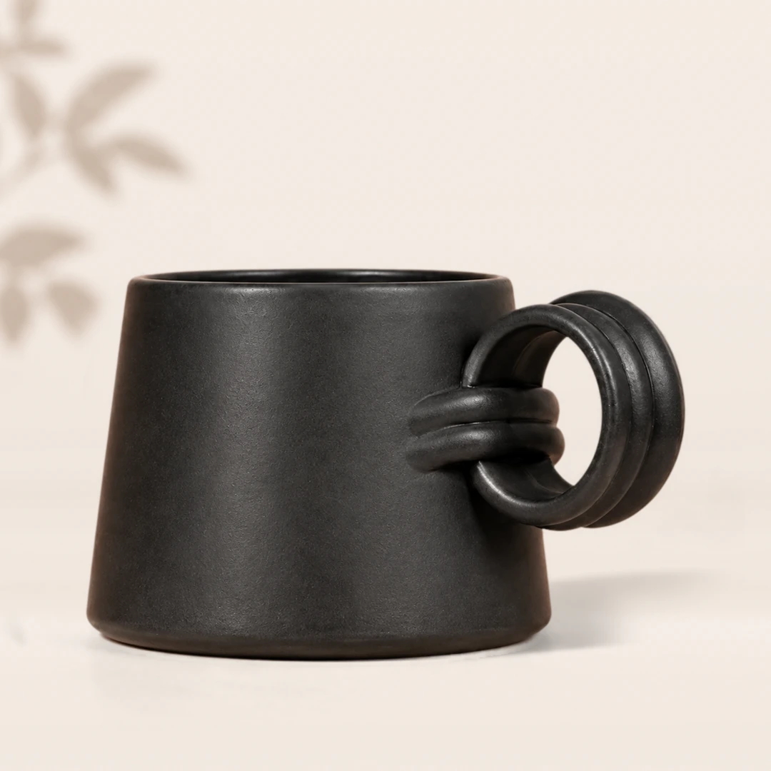 Grand-Mug-Coil-Amber-Black-bg Grand Mug - Coil - Image 1